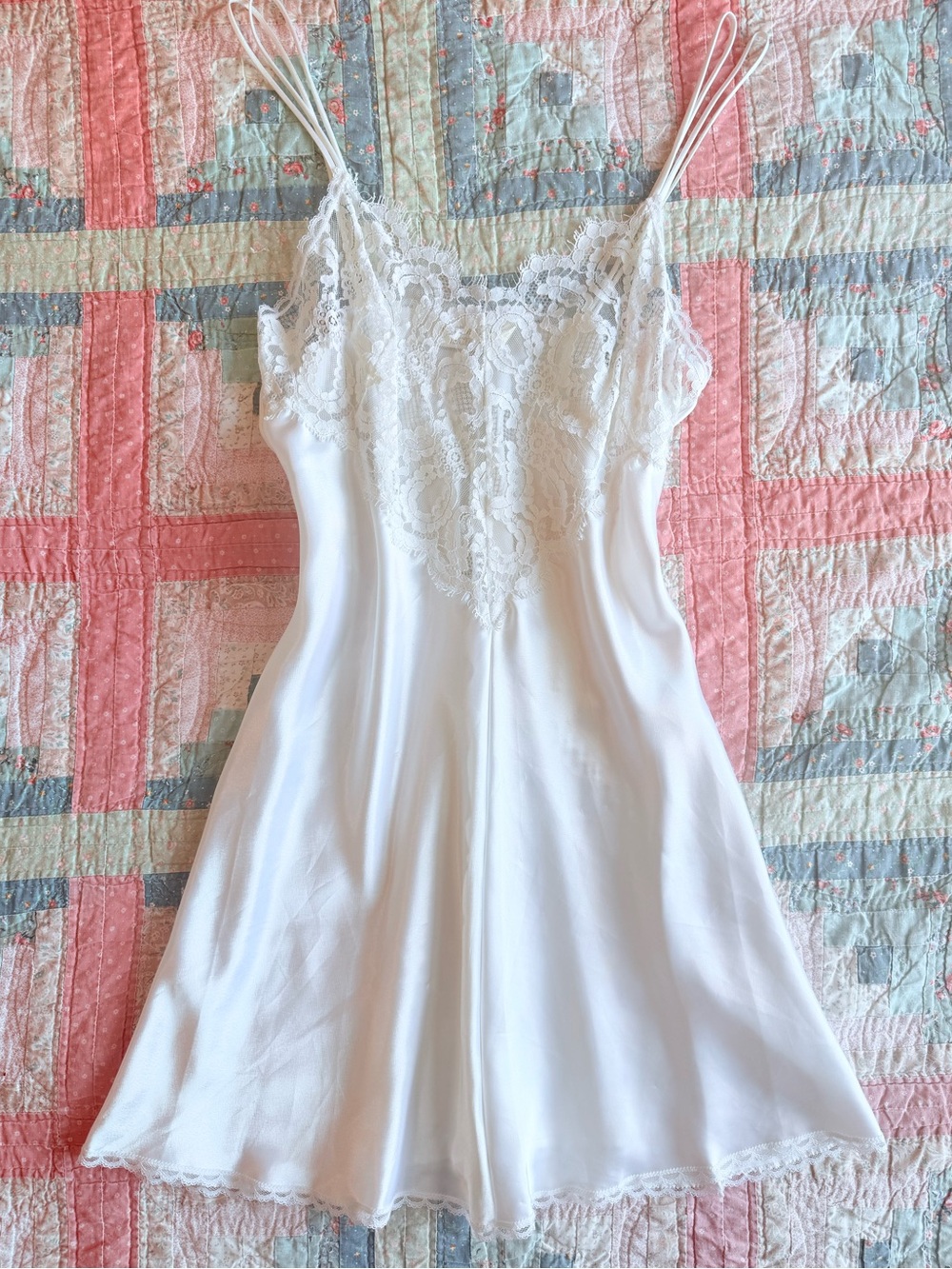 Golden tag vintage Victoria’s Secret slip✨🤍